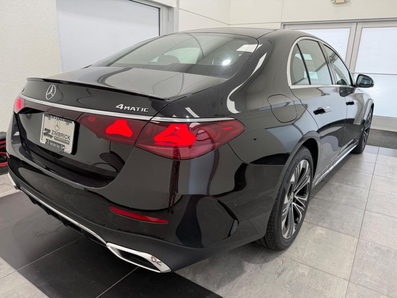 Mercedes-Benz E-Class Vehicle Image 2