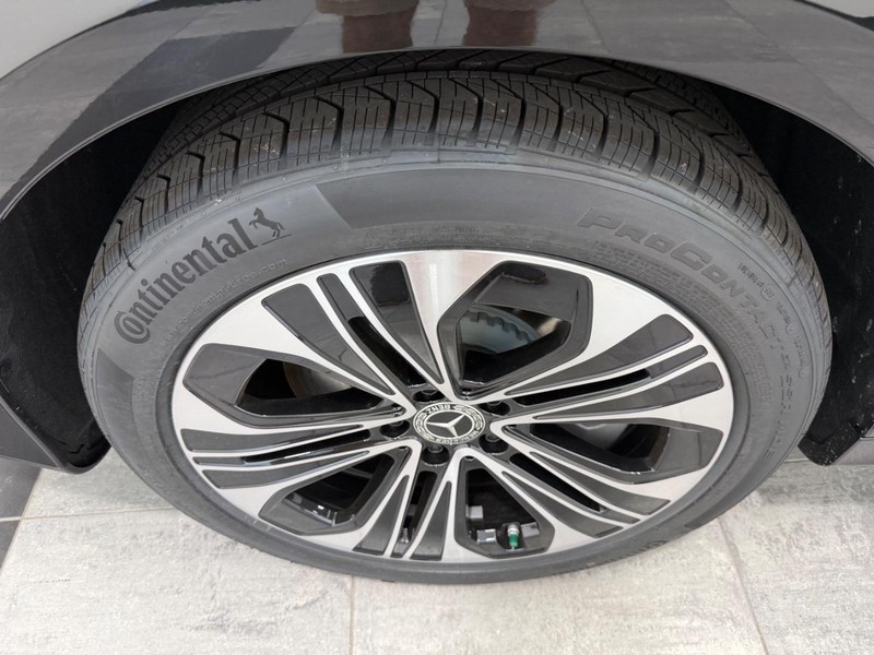 Mercedes-Benz E-Class Vehicle Image 3