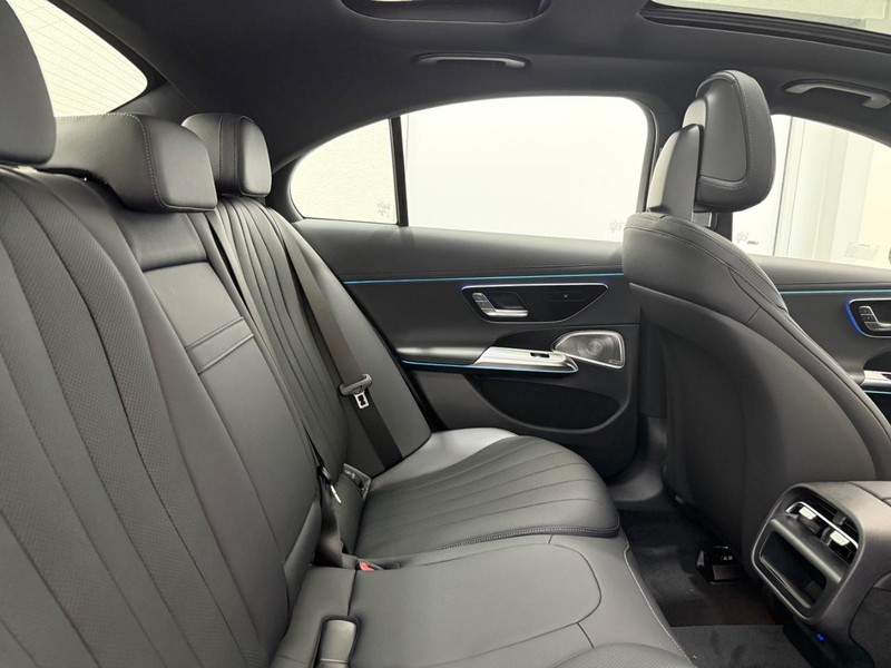 Mercedes-Benz E-Class Vehicle Image 5