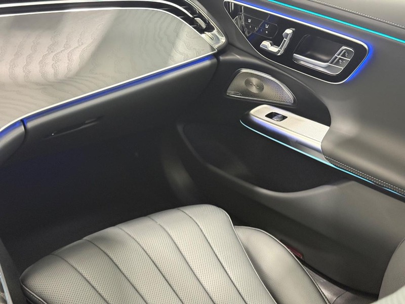 Mercedes-Benz E-Class Vehicle Image 9