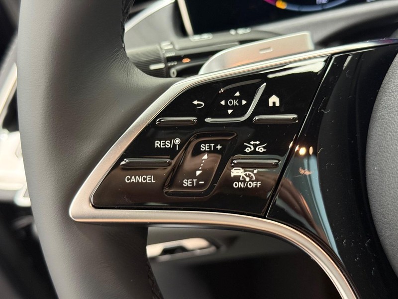 Mercedes-Benz E-Class Vehicle Image 11