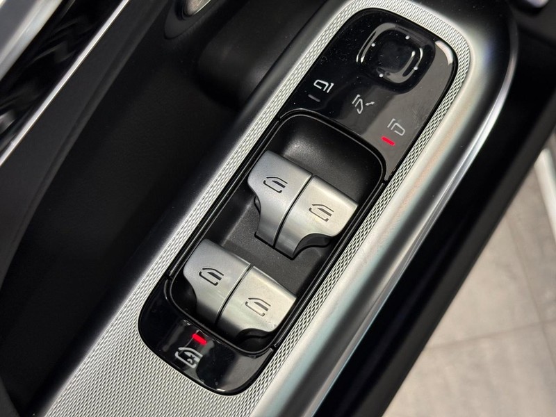 Mercedes-Benz E-Class Vehicle Image 16