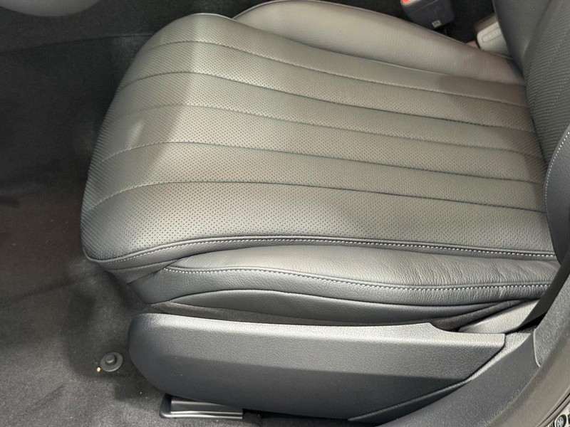 Mercedes-Benz E-Class Vehicle Image 17