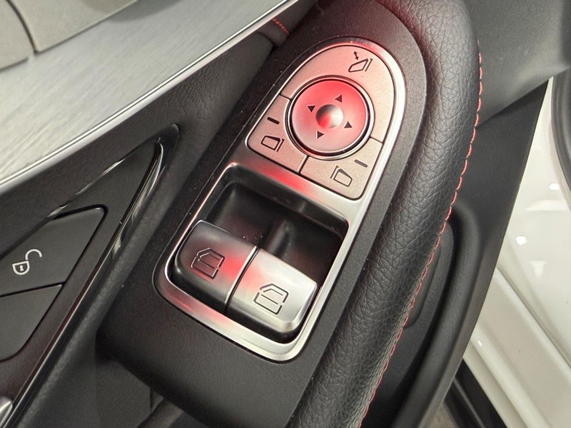 Mercedes-Benz C-Class Vehicle Image 18