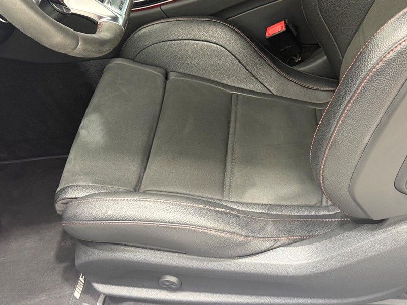Mercedes-Benz C-Class Vehicle Image 19