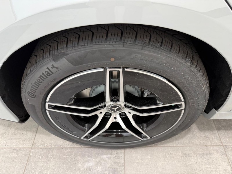 Mercedes-Benz E-Class Vehicle Image 3