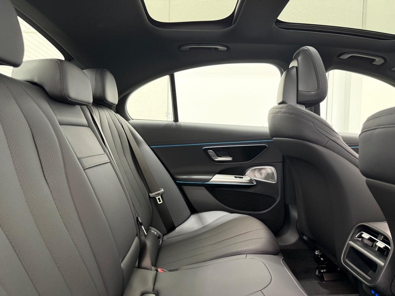 Mercedes-Benz E-Class Vehicle Image 5