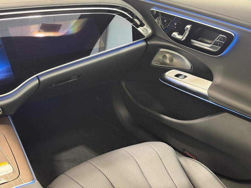 Mercedes-Benz E-Class Vehicle Image 9