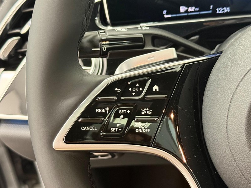Mercedes-Benz E-Class Vehicle Image 11