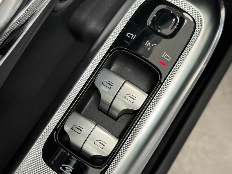 Mercedes-Benz E-Class Vehicle Image 16
