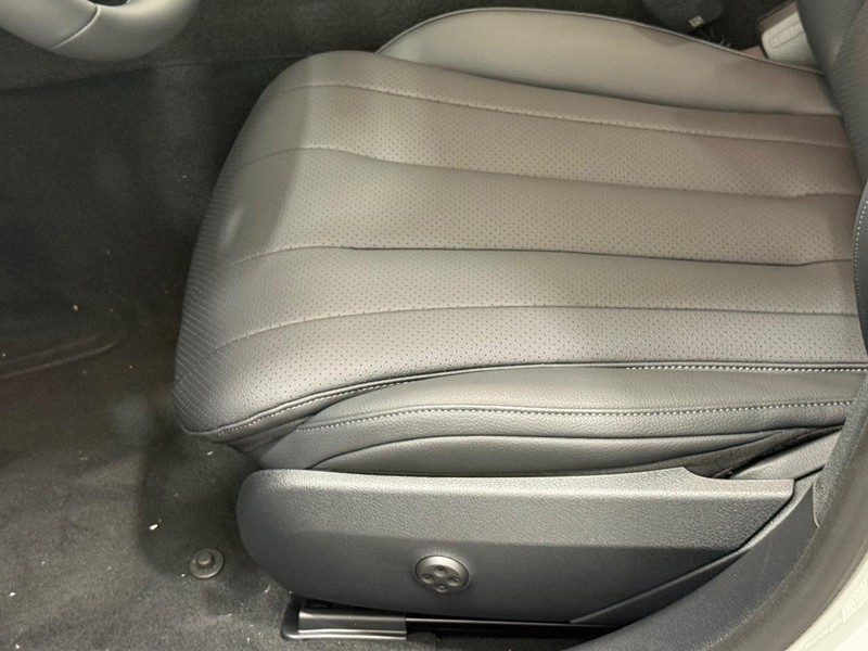 Mercedes-Benz E-Class Vehicle Image 17