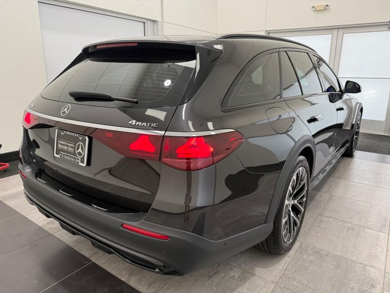 Mercedes-Benz E-Class Vehicle Image 2