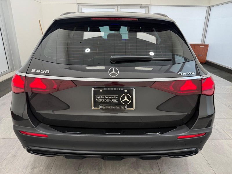 Mercedes-Benz E-Class Vehicle Image 3