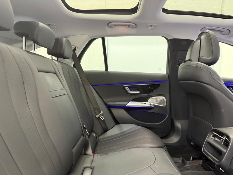 Mercedes-Benz E-Class Vehicle Image 8