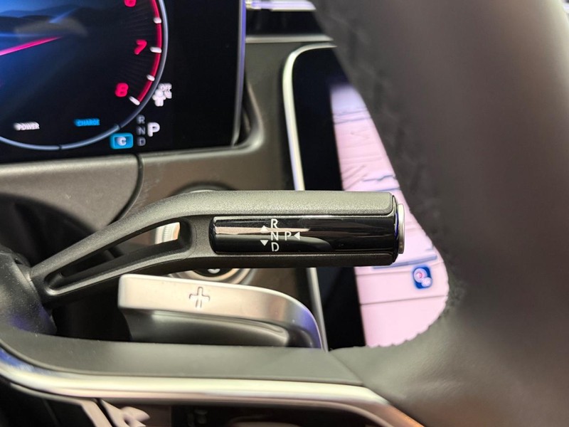 Mercedes-Benz E-Class Vehicle Image 17