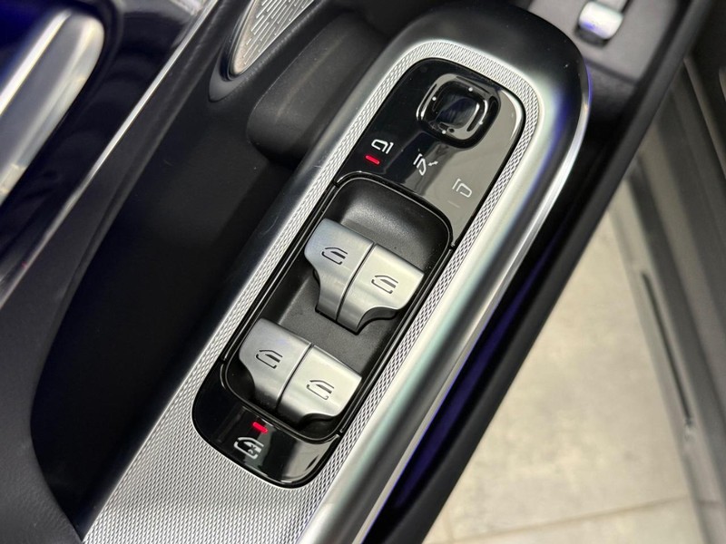 Mercedes-Benz E-Class Vehicle Image 20