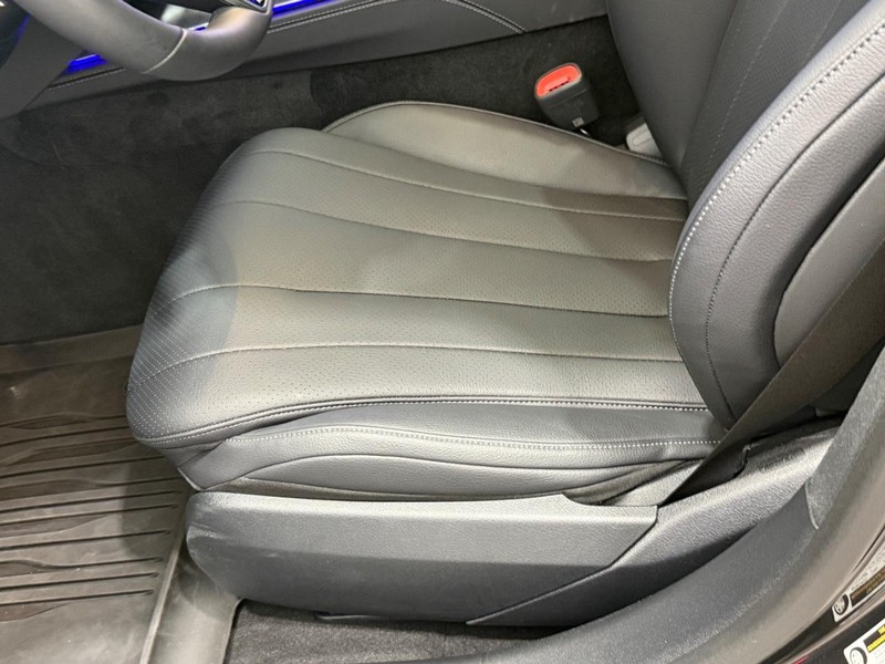 Mercedes-Benz E-Class Vehicle Image 21