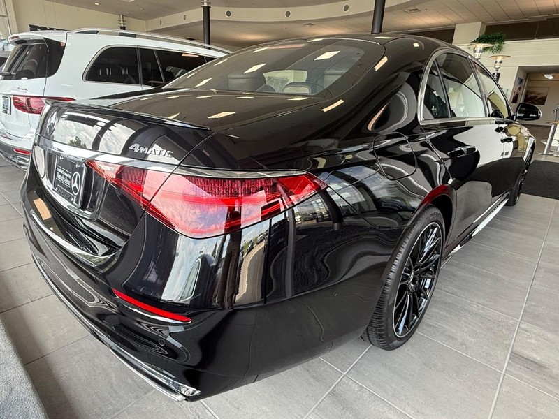 Mercedes-Benz S-Class Vehicle Image 2