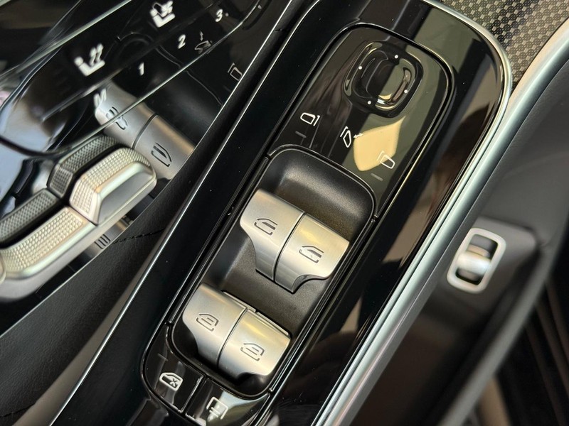 Mercedes-Benz S-Class Vehicle Image 17