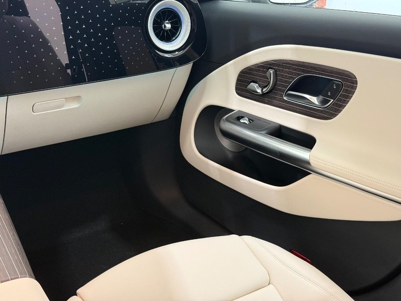 Mercedes-Benz CLA Vehicle Image 9