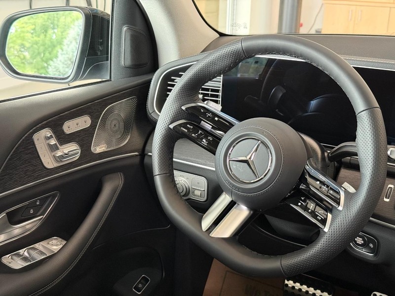 Mercedes-Benz GLS Vehicle Image 7