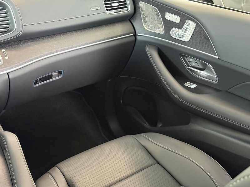 Mercedes-Benz GLS Vehicle Image 8