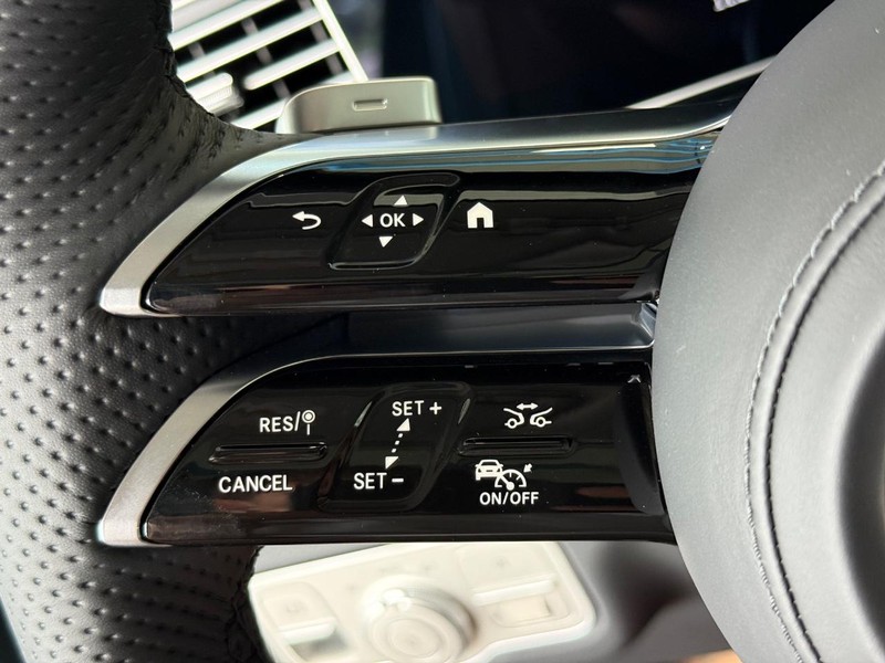 Mercedes-Benz GLS Vehicle Image 10