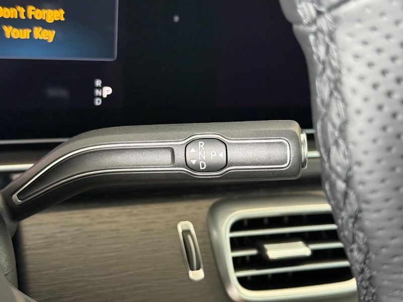 Mercedes-Benz GLS Vehicle Image 12