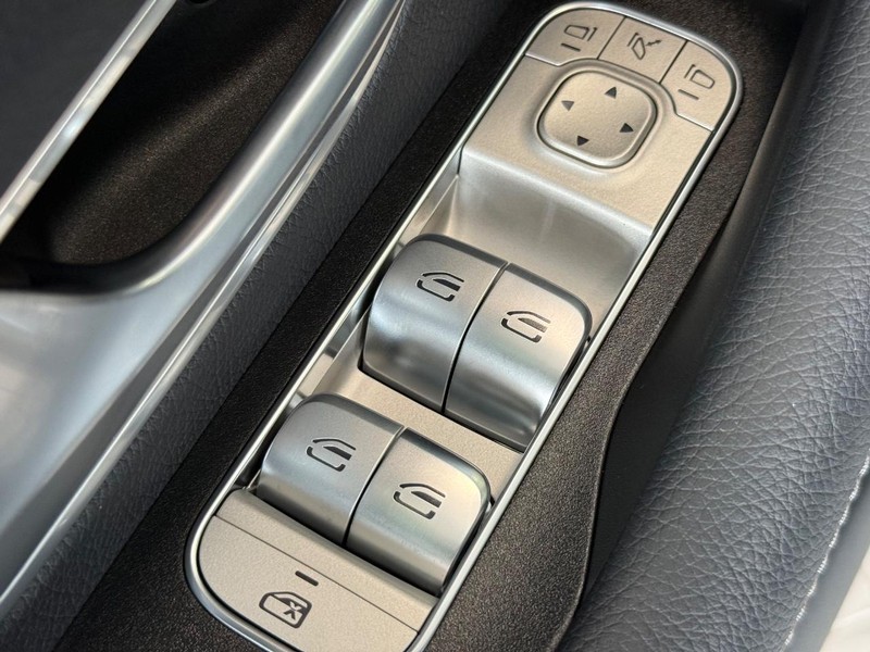 Mercedes-Benz GLS Vehicle Image 14