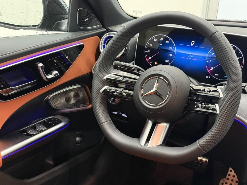 Mercedes-Benz C-Class Vehicle Image 8