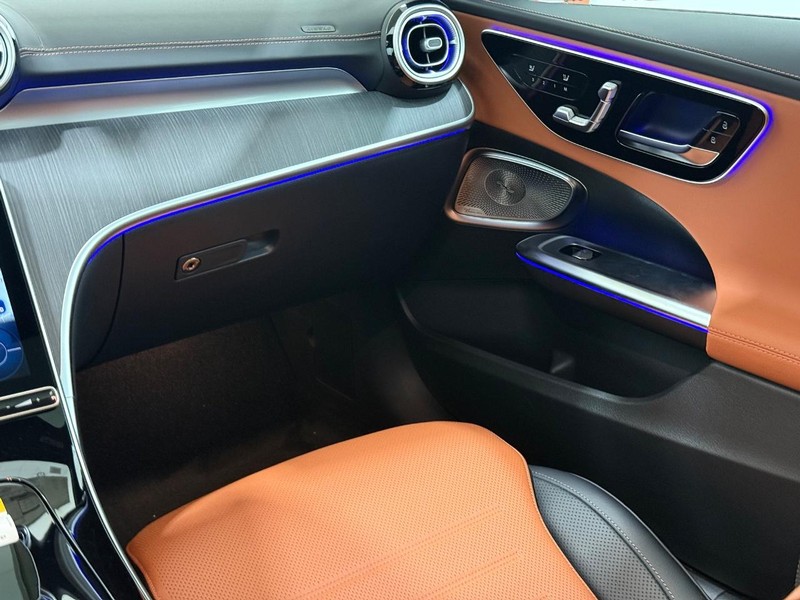 Mercedes-Benz C-Class Vehicle Image 9