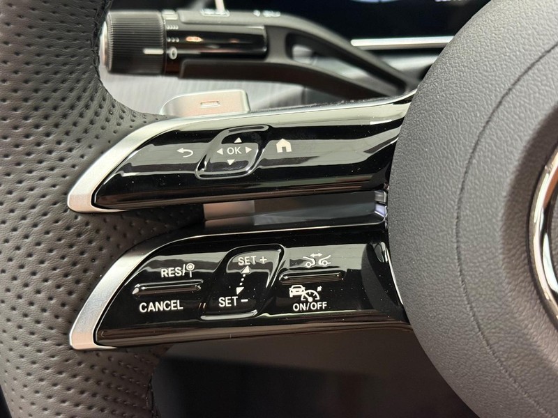 Mercedes-Benz C-Class Vehicle Image 11