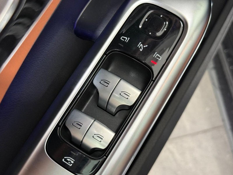 Mercedes-Benz C-Class Vehicle Image 15