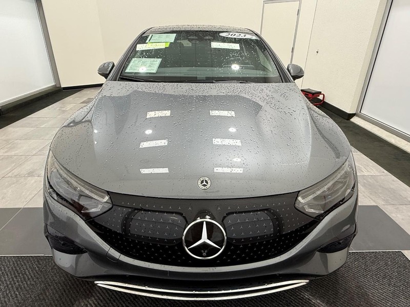 Mercedes-Benz EQE Vehicle Full-screen Gallery Image 07