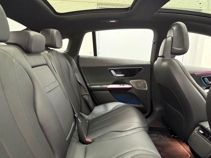 Mercedes-Benz EQE Vehicle Full-screen Gallery Image 08
