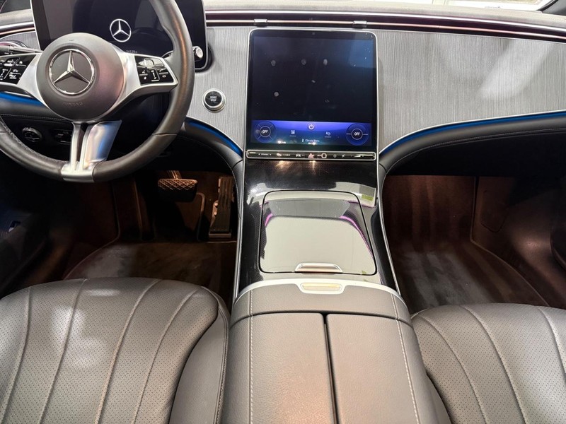Mercedes-Benz EQE Vehicle Full-screen Gallery Image 09