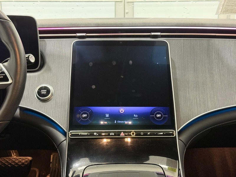 Mercedes-Benz EQE Vehicle Full-screen Gallery Image 10