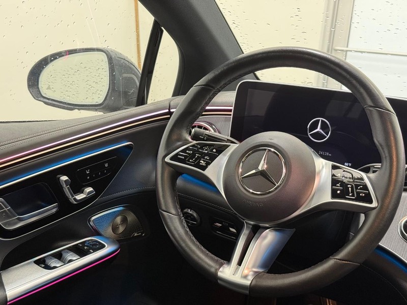 Mercedes-Benz EQE Vehicle Full-screen Gallery Image 11