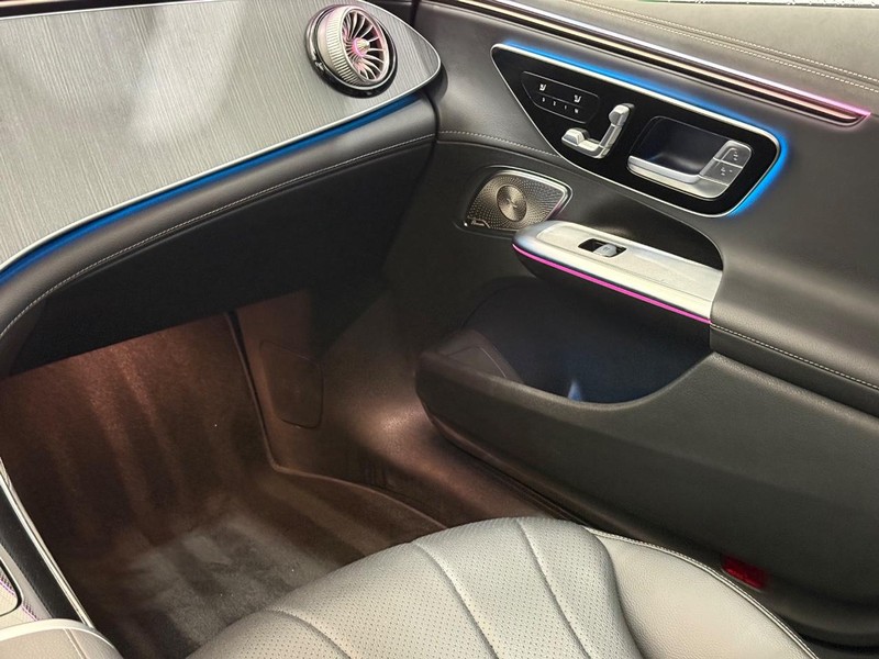 Mercedes-Benz EQE Vehicle Full-screen Gallery Image 12