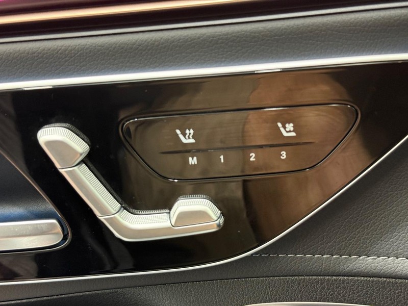 Mercedes-Benz EQE Vehicle Full-screen Gallery Image 13