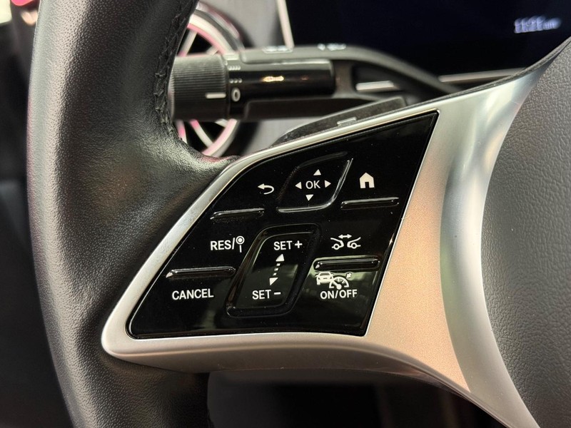 Mercedes-Benz EQE Vehicle Full-screen Gallery Image 14