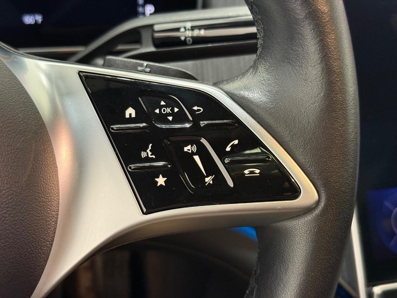 Mercedes-Benz EQE Vehicle Full-screen Gallery Image 15