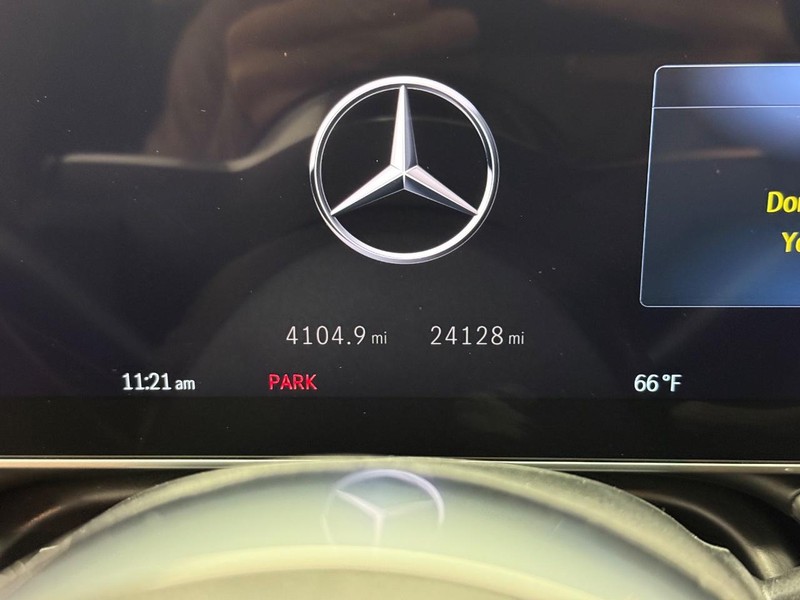 Mercedes-Benz EQE Vehicle Full-screen Gallery Image 17