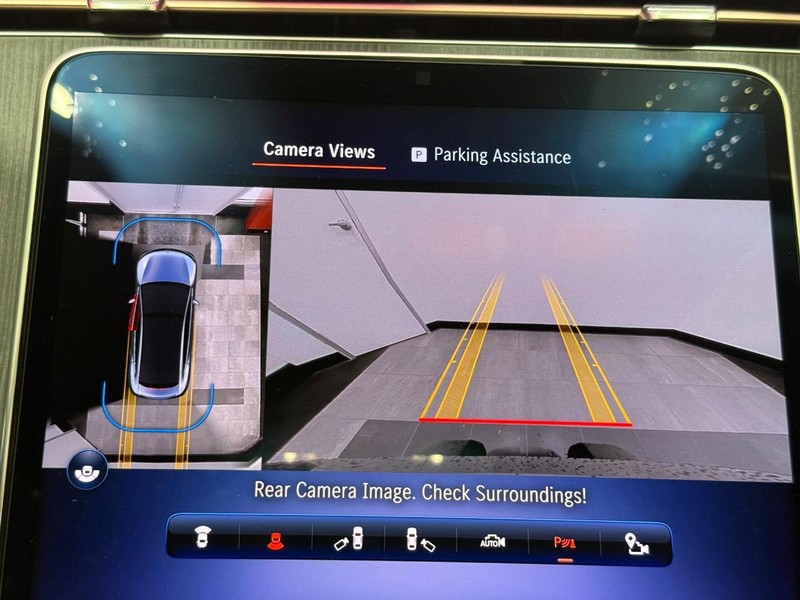 Mercedes-Benz EQE Vehicle Full-screen Gallery Image 19