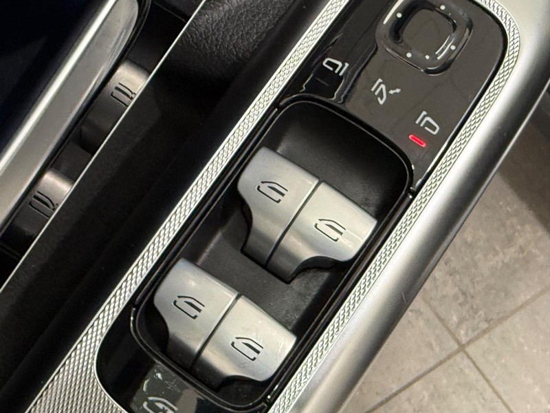 Mercedes-Benz EQE Vehicle Full-screen Gallery Image 20