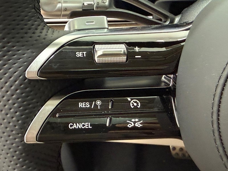 Mercedes-Benz GLE Vehicle Image 11