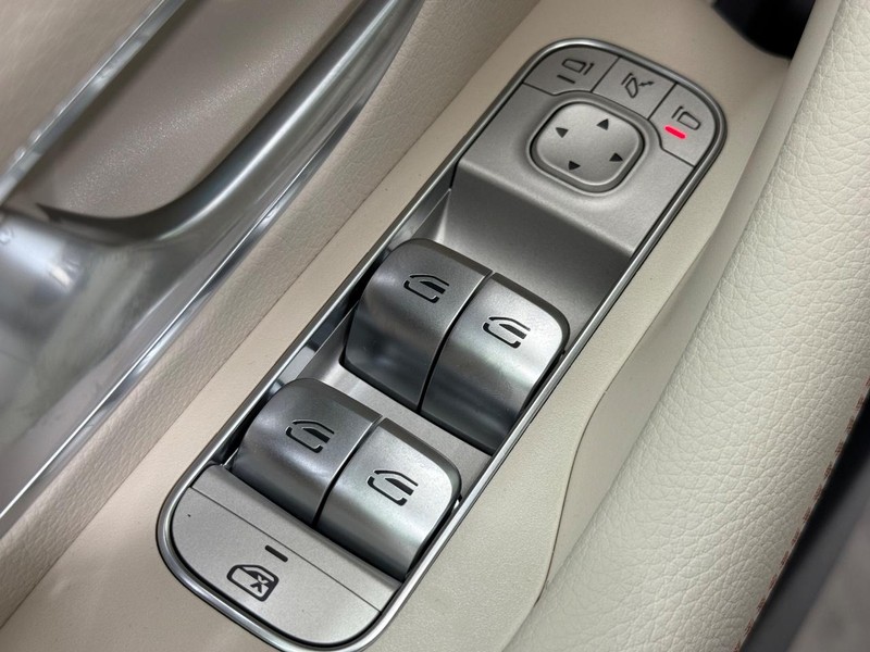 Mercedes-Benz GLE Vehicle Image 16