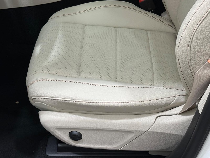 Mercedes-Benz GLE Vehicle Image 17
