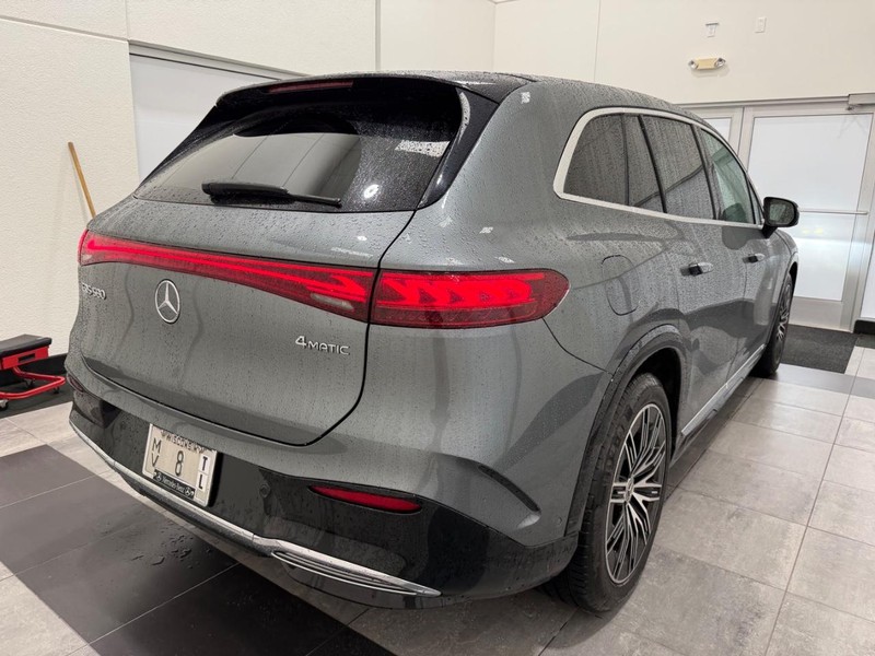 Mercedes-Benz EQS Vehicle Full-screen Gallery Image 02