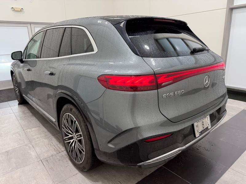 Mercedes-Benz EQS Vehicle Full-screen Gallery Image 04